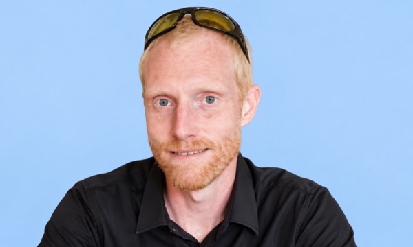 Ilustrasi profil Oliver Bennett