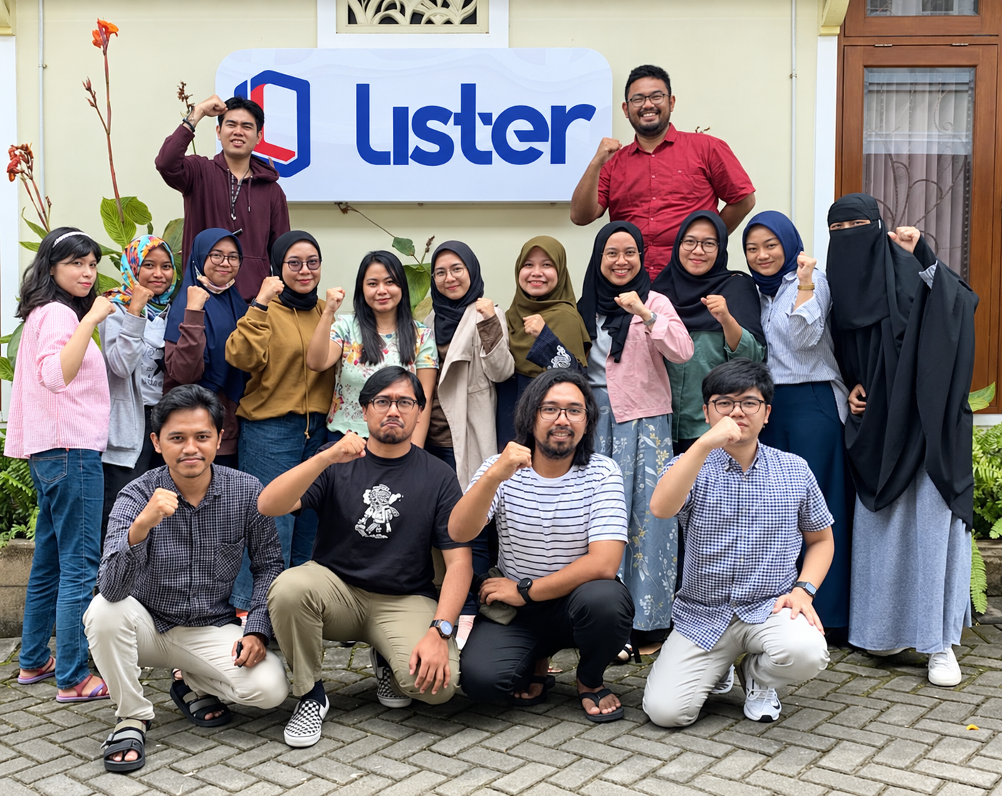 Tim Lister berfoto bersama di depan logo Lister